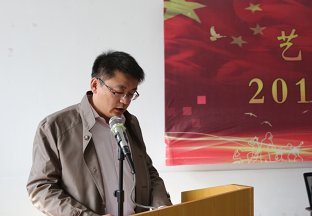 公司党委常务副书记杨峰宣读表彰决定.jpg 公司党委常务副书记杨峰宣读表彰决定.jpg